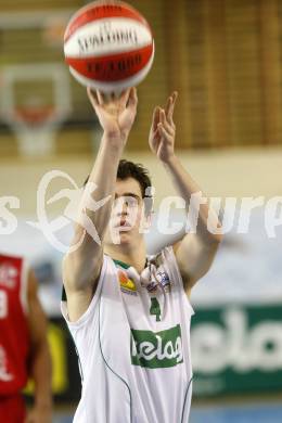 Basketball Bundesliga. Woerthersee Piraten gegen Arkadia Traiskirchen Lions.  Martin Breithuber (Piraten). Klagenfurt, 2.1.2011.
Foto:  Kuess

---
pressefotos, pressefotografie, kuess, qs, qspictures, sport, bild, bilder, bilddatenbank