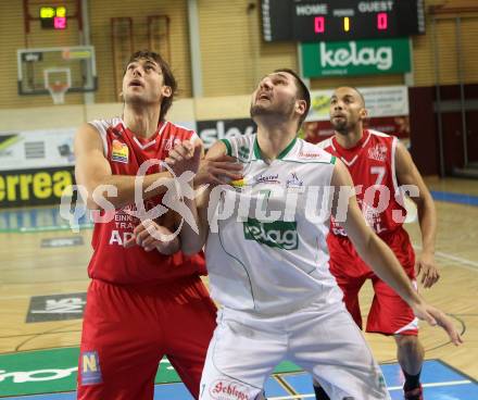 Basketball Bundesliga. Woerthersee Piraten gegen Arkadia Traiskirchen Lions.  Bernhard Weber (Piraten),  Bralovic Milan (Traiskirchen. Klagenfurt, 2.1.2011.
Foto:  Kuess

---
pressefotos, pressefotografie, kuess, qs, qspictures, sport, bild, bilder, bilddatenbank