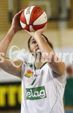 Basketball Bundesliga. Woerthersee Piraten gegen Arkadia Traiskirchen Lions.  Bernhard Weber (Piraten). Klagenfurt, 2.1.2011.
Foto:  Kuess

---
pressefotos, pressefotografie, kuess, qs, qspictures, sport, bild, bilder, bilddatenbank