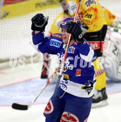 EBEL. Eishockey Bundesliga. EC Rekordfenster VSV gegen Vienna Capitals. Torjubel Michael Raffl (VSV). Villach, am 4.1.2011.
Foto: Kuess

---
pressefotos, pressefotografie, kuess, qs, qspictures, sport, bild, bilder, bilddatenbank