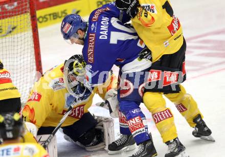 EBEL. Eishockey Bundesliga. EC Rekordfenster VSV gegen Vienna Capitals. Derek Damon, (VSV), Adam Hauser (Vienna). Villach, am 4.1.2011.
Foto: Kuess

---
pressefotos, pressefotografie, kuess, qs, qspictures, sport, bild, bilder, bilddatenbank