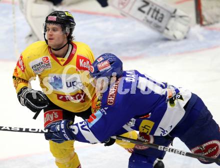 EBEL. Eishockey Bundesliga. EC Rekordfenster VSV gegen Vienna Capitals. Derek Damon, (VSV), Martin Ulmer (Vienna). Villach, am 4.1.2011.
Foto: Kuess

---
pressefotos, pressefotografie, kuess, qs, qspictures, sport, bild, bilder, bilddatenbank