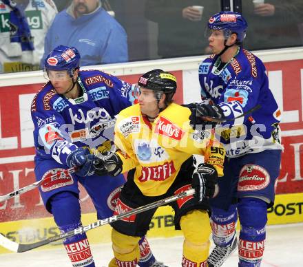 EBEL. Eishockey Bundesliga. EC Rekordfenster VSV gegen Vienna Capitals. Joshua Langfeld, Michael Raffl, (VSV), Martin Ulmer (Vienna). Villach, am 4.1.2011.
Foto: Kuess

---
pressefotos, pressefotografie, kuess, qs, qspictures, sport, bild, bilder, bilddatenbank