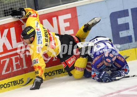 EBEL. Eishockey Bundesliga. EC Rekordfenster VSV gegen Vienna Capitals. Derek Damon, (VSV), Dan Bjornlie (Vienna). Villach, am 4.1.2011.
Foto: Kuess

---
pressefotos, pressefotografie, kuess, qs, qspictures, sport, bild, bilder, bilddatenbank