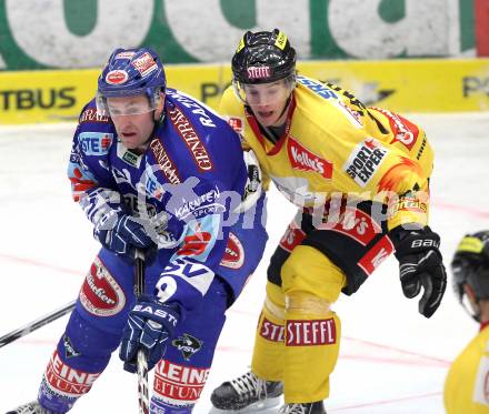 EBEL. Eishockey Bundesliga. EC Rekordfenster VSV gegen Vienna Capitals. Tomaz Razingar, (VSV), Silvio Jakobitsch (Vienna). Villach, am 4.1.2011.
Foto: Kuess

---
pressefotos, pressefotografie, kuess, qs, qspictures, sport, bild, bilder, bilddatenbank