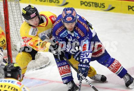 EBEL. Eishockey Bundesliga. EC Rekordfenster VSV gegen Vienna Capitals. Derek Damon, (VSV), Martin Ulmer (Vienna). Villach, am 4.1.2011.
Foto: Kuess

---
pressefotos, pressefotografie, kuess, qs, qspictures, sport, bild, bilder, bilddatenbank