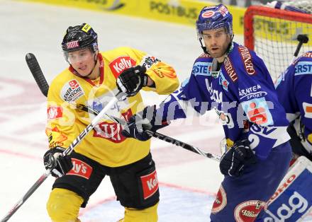 EBEL. Eishockey Bundesliga. EC Rekordfenster VSV gegen Vienna Capitals. Michael Martin, (VSV), Francois Fortier (Vienna). Villach, am 4.1.2011.
Foto: Kuess

---
pressefotos, pressefotografie, kuess, qs, qspictures, sport, bild, bilder, bilddatenbank