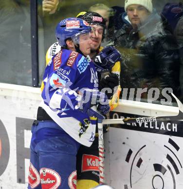 EBEL. Eishockey Bundesliga. EC Rekordfenster VSV gegen Vienna Capitals. Andreas Wiedergut, (VSV), Christian Dolezal (Vienna). Villach, am 4.1.2011.
Foto: Kuess

---
pressefotos, pressefotografie, kuess, qs, qspictures, sport, bild, bilder, bilddatenbank