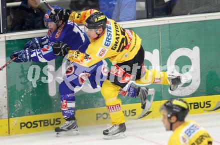 EBEL. Eishockey Bundesliga. EC Rekordfenster VSV gegen Vienna Capitals. Nico Toff, (VSV), Benoit Gratton (Vienna). Villach, am 4.1.2011.
Foto: Kuess

---
pressefotos, pressefotografie, kuess, qs, qspictures, sport, bild, bilder, bilddatenbank