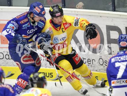 EBEL. Eishockey Bundesliga. EC Rekordfenster VSV gegen Vienna Capitals. Stefan Bacher, (VSV), Benoit Gratton (Vienna). Villach, am 4.1.2011.
Foto: Kuess

---
pressefotos, pressefotografie, kuess, qs, qspictures, sport, bild, bilder, bilddatenbank