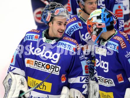 EBEL. Eishockey Bundesliga. EC Rekordfenster VSV gegen Vienna Capitals. Bernhard Starkbaum, Gert Prohaska (VSV). Villach, am 4.1.2011.
Foto: Kuess

---
pressefotos, pressefotografie, kuess, qs, qspictures, sport, bild, bilder, bilddatenbank