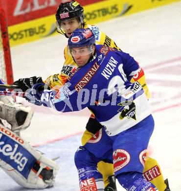 EBEL. Eishockey Bundesliga. EC Rekordfenster VSV gegen Vienna Capitals. Greg Kuznik, (VSV), David Rodman (Vienna). Villach, am 4.1.2011.
Foto: Kuess

---
pressefotos, pressefotografie, kuess, qs, qspictures, sport, bild, bilder, bilddatenbank