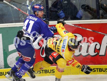 EBEL. Eishockey Bundesliga. EC Rekordfenster VSV gegen Vienna Capitals. Mario Altmann,  (VSV), Daniel Nageler (Vienna). Villach, am 4.1.2011.
Foto: Kuess

---
pressefotos, pressefotografie, kuess, qs, qspictures, sport, bild, bilder, bilddatenbank