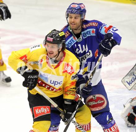 EBEL. Eishockey Bundesliga. EC Rekordfenster VSV gegen Vienna Capitals. Michael Martin, (VSV), Christian Dolezal (Vienna). Villach, am 4.1.2011.
Foto: Kuess

---
pressefotos, pressefotografie, kuess, qs, qspictures, sport, bild, bilder, bilddatenbank