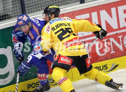 EBEL. Eishockey Bundesliga. EC Rekordfenster VSV gegen Vienna Capitals. Tomaz Razingar, (VSV), Dan Bjornlie (Vienna). Villach, am 4.1.2011.
Foto: Kuess

---
pressefotos, pressefotografie, kuess, qs, qspictures, sport, bild, bilder, bilddatenbank