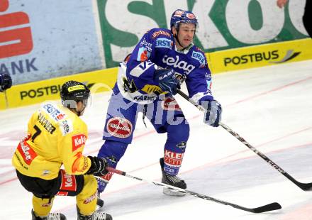 EBEL. Eishockey Bundesliga. EC Rekordfenster VSV gegen Vienna Capitals. Tomaz Razingar, (VSV), Kevin Kraxner (Vienna). Villach, am 4.1.2011.
Foto: Kuess

---
pressefotos, pressefotografie, kuess, qs, qspictures, sport, bild, bilder, bilddatenbank