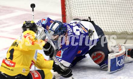 EBEL. Eishockey Bundesliga. EC Rekordfenster VSV gegen Vienna Capitals. Bernhard Starkbaum, (VSV), Silvio Jakobitsch (Vienna). Villach, am 4.1.2011.
Foto: Kuess

---
pressefotos, pressefotografie, kuess, qs, qspictures, sport, bild, bilder, bilddatenbank