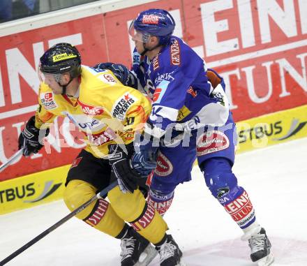 EBEL. Eishockey Bundesliga. EC Rekordfenster VSV gegen Vienna Capitals. Matt Ryan, (VSV), Peter Casparsson (Vienna). Villach, am 4.1.2011.
Foto: Kuess

---
pressefotos, pressefotografie, kuess, qs, qspictures, sport, bild, bilder, bilddatenbank