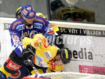 EBEL. Eishockey Bundesliga. EC Rekordfenster VSV gegen Vienna Capitals. Stefan Bacher, (VSV), Benoit Gratton (Vienna). Villach, am 4.1.2011.
Foto: Kuess

---
pressefotos, pressefotografie, kuess, qs, qspictures, sport, bild, bilder, bilddatenbank