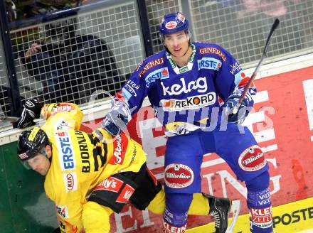EBEL. Eishockey Bundesliga. EC Rekordfenster VSV gegen Vienna Capitals. Joshua Langfeld, (VSV), Dan Bjornlie (Vienna). Villach, am 4.1.2011.
Foto: Kuess

---
pressefotos, pressefotografie, kuess, qs, qspictures, sport, bild, bilder, bilddatenbank