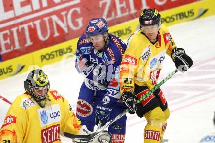 EBEL. Eishockey Bundesliga. EC Rekordfenster VSV gegen Vienna Capitals. Tomaz Razingar, Adam Hauser, (VSV), Jeremy Rebek (Vienna). Villach, am 4.1.2011.
Foto: Kuess

---
pressefotos, pressefotografie, kuess, qs, qspictures, sport, bild, bilder, bilddatenbank