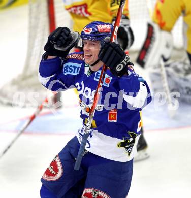 EBEL. Eishockey Bundesliga. EC Rekordfenster VSV gegen Vienna Capitals. Torjubel Michael Raffl (VSV). Villach, am 4.1.2011.
Foto: Kuess

---
pressefotos, pressefotografie, kuess, qs, qspictures, sport, bild, bilder, bilddatenbank