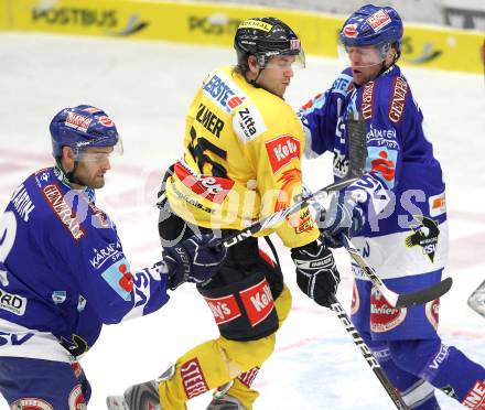 EBEL. Eishockey Bundesliga. EC Rekordfenster VSV gegen Vienna Capitals. Michael Martin, Roland Kaspitz, (VSV), Martin Ulmer (Vienna). Villach, am 4.1.2011.
Foto: Kuess

---
pressefotos, pressefotografie, kuess, qs, qspictures, sport, bild, bilder, bilddatenbank