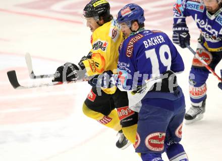 EBEL. Eishockey Bundesliga. EC Rekordfenster VSV gegen Vienna Capitals. Stefan Bacher, (VSV), Christian Dolezal (Vienna). Villach, am 4.1.2011.
Foto: Kuess

---
pressefotos, pressefotografie, kuess, qs, qspictures, sport, bild, bilder, bilddatenbank