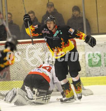 Eishockey Carinthian Hockey League. CHL. EC Tarco Woelfe gegen EC SV Spittal. Torjubel Jaromir Smatrala (Spittal). Klagenfurt, am 5.1.2011.
Foto: Kuess
---
pressefotos, pressefotografie, kuess, qs, qspictures, sport, bild, bilder, bilddatenbank