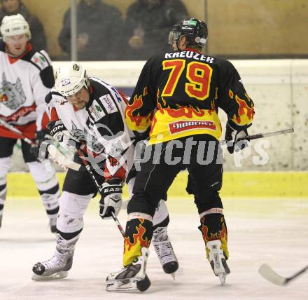 Eishockey Carinthian Hockey League. CHL. EC Tarco Woelfe gegen EC SV Spittal. Bruno Tarmann (Tarco), Thomas Kreuzer (Spittal). Klagenfurt, am 5.1.2011.
Foto: Kuess
---
pressefotos, pressefotografie, kuess, qs, qspictures, sport, bild, bilder, bilddatenbank