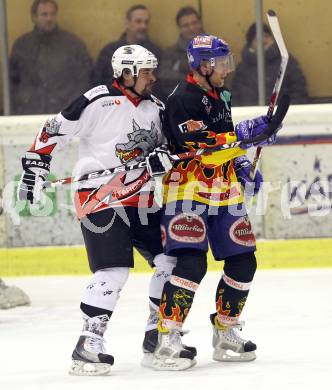 Eishockey Carinthian Hockey League. CHL. EC Tarco Woelfe gegen EC SV Spittal. Bruno Tarmann (Tarco), Guenther Lanzinger (Spittal). Klagenfurt, am 5.1.2011.
Foto: Kuess
---
pressefotos, pressefotografie, kuess, qs, qspictures, sport, bild, bilder, bilddatenbank