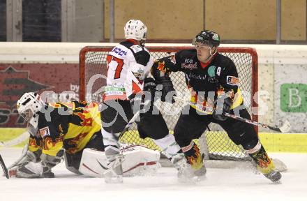 Eishockey Carinthian Hockey League. CHL. EC Tarco Woelfe gegen EC SV Spittal. Christian Pessentheiner (Tarco), Michael Mayer, Thomas Mueller (Spittal). Klagenfurt, am 5.1.2011.
Foto: Kuess
---
pressefotos, pressefotografie, kuess, qs, qspictures, sport, bild, bilder, bilddatenbank