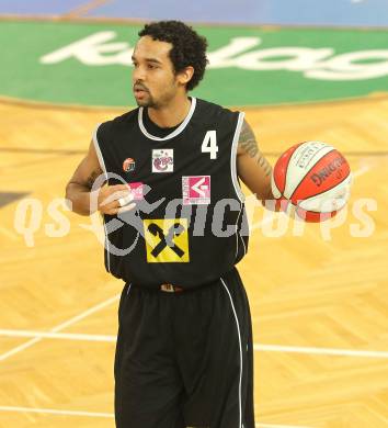 Basketball Bundesliga. Woerthersee Piraten gegen WBC Raiffeisen Wels.  Robert Whitfield Holcomb Faye (Wels). Klagenfurt, 18.12.2010.
Foto:  Kuess

---
pressefotos, pressefotografie, kuess, qs, qspictures, sport, bild, bilder, bilddatenbank