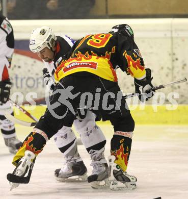 Eishockey Carinthian Hockey League. CHL. EC Tarco Woelfe gegen EC SV Spittal. Bruno Tarmann (Tarco), Thomas Kreuzer (Spittal). Klagenfurt, am 5.1.2011.
Foto: Kuess
---
pressefotos, pressefotografie, kuess, qs, qspictures, sport, bild, bilder, bilddatenbank