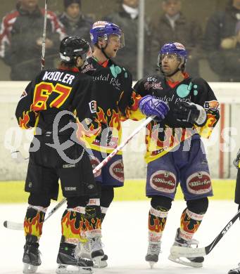 Eishockey Carinthian Hockey League. CHL. EC Tarco Woelfe gegen EC SV Spittal. Torjubel Daniel Kudler, Guenther Lanzinger, Wolfgang Kromp (Spittal). Klagenfurt, am 5.1.2011.
Foto: Kuess
---
pressefotos, pressefotografie, kuess, qs, qspictures, sport, bild, bilder, bilddatenbank