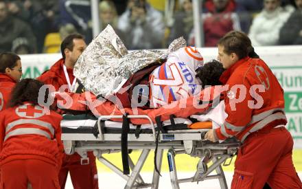 EBEL. Eishockey Bundesliga. EC KAC gegen HK Acroni Jesenice. Der verletzte SpielerAndrej Zidan wird abtransportiert (Jesenice). Klagenfurt, am 9.1.2011.
Foto: Kuess 

---
pressefotos, pressefotografie, kuess, qs, qspictures, sport, bild, bilder, bilddatenbank