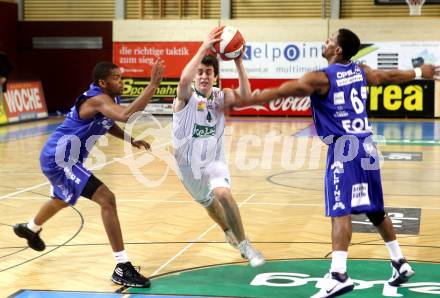 Basketball Bundesliga. Woerthersee Piraten gegen Oberwart Gunners.  Martin Breithuber (Piraten), Joey Shaw, Kelvin Parker (Oberwart). Klagenfurt, 9.1.2011.
Foto:  Kuess

---
pressefotos, pressefotografie, kuess, qs, qspictures, sport, bild, bilder, bilddatenbank