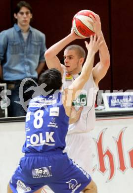 Basketball Bundesliga. Woerthersee Piraten gegen Oberwart Gunners.  Gunther Zajic (Piraten), Lukas Linzer (Oberwart). Klagenfurt, 9.1.2011.
Foto:  Kuess

---
pressefotos, pressefotografie, kuess, qs, qspictures, sport, bild, bilder, bilddatenbank