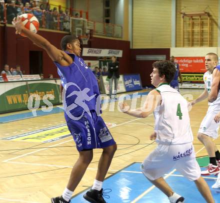 Basketball Bundesliga. Woerthersee Piraten gegen Oberwart Gunners.  Martin Breithuber (Piraten),  Joey Shaw (Oberwart). Klagenfurt, 9.1.2011.
Foto:  Kuess

---
pressefotos, pressefotografie, kuess, qs, qspictures, sport, bild, bilder, bilddatenbank