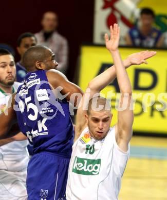 Basketball Bundesliga. Woerthersee Piraten gegen Oberwart Gunners.   Gunther Zajic (Piraten), Jason Johnson (Oberwart). Klagenfurt, 9.1.2011.
Foto:  Kuess

---
pressefotos, pressefotografie, kuess, qs, qspictures, sport, bild, bilder, bilddatenbank