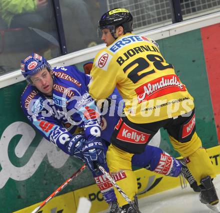 EBEL. Eishockey Bundesliga. EC Rekordfenster VSV gegen Vienna Capitals. Tomaz Razingar (VSV), Dan Bjornlie (Vienna). Villach, am 4.1.2011.
Foto: Kuess

---
pressefotos, pressefotografie, kuess, qs, qspictures, sport, bild, bilder, bilddatenbank