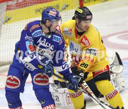 EBEL. Eishockey Bundesliga. EC Rekordfenster VSV gegen Vienna Capitals. Tomaz Razingar (VSV), Dan Bjornlie (Vienna). Villach, am 4.1.2011.
Foto: Kuess

---
pressefotos, pressefotografie, kuess, qs, qspictures, sport, bild, bilder, bilddatenbank