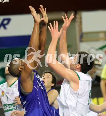 Basketball Bundesliga. Woerthersee Piraten gegen Oberwart Gunners.  Rhinehart Erik (Piraten), Jason Johnson (Oberwart). Klagenfurt, 9.1.2011.
Foto:  Kuess

---
pressefotos, pressefotografie, kuess, qs, qspictures, sport, bild, bilder, bilddatenbank