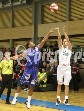 Basketball Bundesliga. Woerthersee Piraten gegen Oberwart Gunners.  Edgar Allesch (Piraten), Kelvin Parker (Oberwart). Klagenfurt, 9.1.2011.
Foto:  Kuess

---
pressefotos, pressefotografie, kuess, qs, qspictures, sport, bild, bilder, bilddatenbank