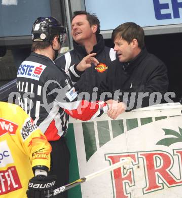 EBEL. Eishockey Bundesliga. EC Rekordfenster VSV gegen Vienna Capitals. Trainer Kevin Gaudet (Vienna), Schiedsrichter. Villach, am 4.1.2011.
Foto: Kuess

---
pressefotos, pressefotografie, kuess, qs, qspictures, sport, bild, bilder, bilddatenbank