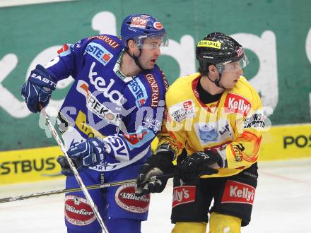 EBEL. Eishockey Bundesliga. EC Rekordfenster VSV gegen Vienna Capitals. Tomaz Razingar (VSV), Peter Schweda (Vienna). Villach, am 4.1.2011.
Foto: Kuess

---
pressefotos, pressefotografie, kuess, qs, qspictures, sport, bild, bilder, bilddatenbank