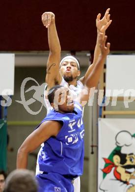 Basketball Bundesliga. Woerthersee Piraten gegen Oberwart Gunners.  Thomas Kennedy (Piraten), Jason Johnson (Oberwart). Klagenfurt, 9.1.2011.
Foto:  Kuess

---
pressefotos, pressefotografie, kuess, qs, qspictures, sport, bild, bilder, bilddatenbank