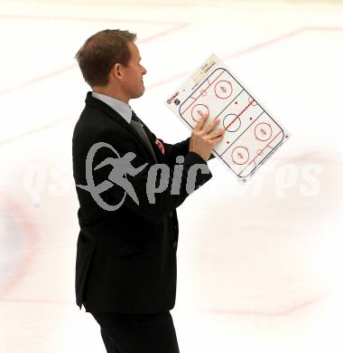 EBEL. Eishockey Bundesliga. EC Rekordfenster VSV gegen SAPA Fehervar AV19. Trainer Johan Stroemwall (VSV). Villach, am 14.1.2011.
Foto: Kuess

---
pressefotos, pressefotografie, kuess, qs, qspictures, sport, bild, bilder, bilddatenbank