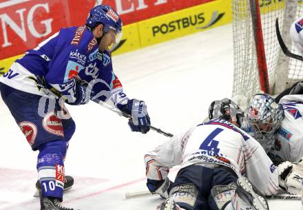 EBEL. Eishockey Bundesliga. EC Rekordfenster VSV gegen SAPA Fehervar AV19. Derek Damon, (VSV), Andras Horvath, Zoltan Hetenyi (Alba Volan). Villach, am 14.1.2011.
Foto: Kuess

---
pressefotos, pressefotografie, kuess, qs, qspictures, sport, bild, bilder, bilddatenbank