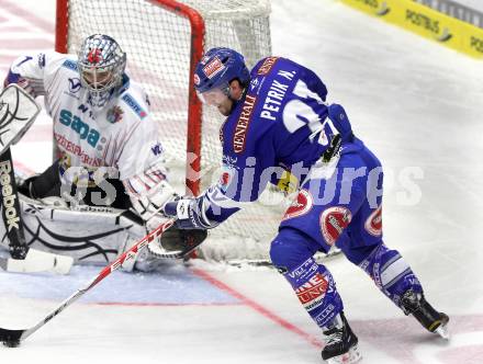 EBEL. Eishockey Bundesliga. EC Rekordfenster VSV gegen SAPA Fehervar AV19. Nikolas Petrik, (VSV),  Zoltan Hetenyi (Alba Volan). Villach, am 14.1.2011.
Foto: Kuess

---
pressefotos, pressefotografie, kuess, qs, qspictures, sport, bild, bilder, bilddatenbank